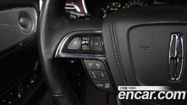 Lincoln Continental 2018 — photo 22