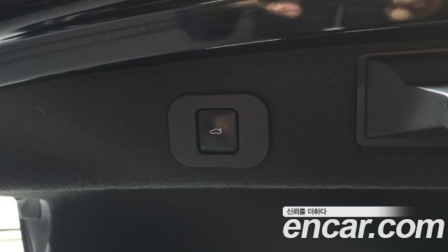 Lincoln Continental 2018 — photo 26