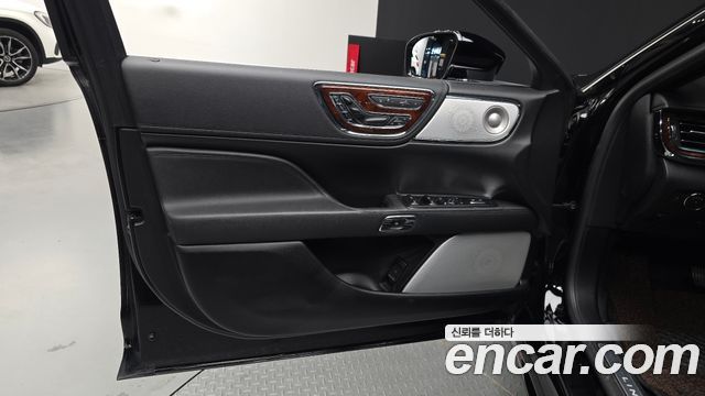 Lincoln Continental 2018 — photo 14