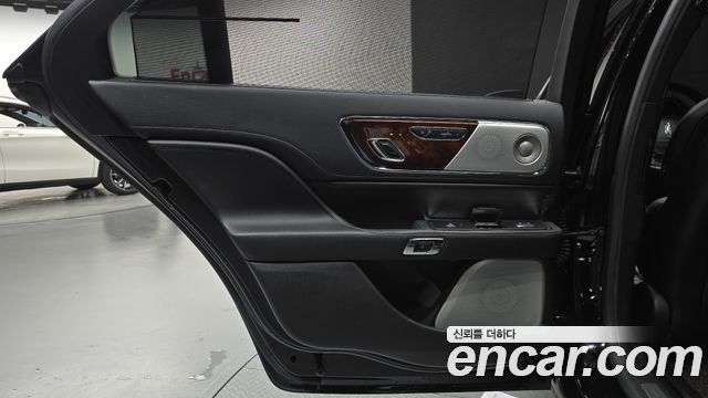 Lincoln Continental 2018 — photo 15