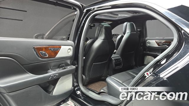 Lincoln Continental 2018 — photo 16