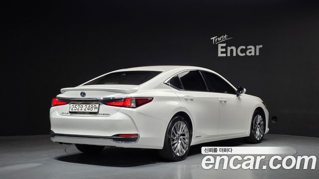 Lexus ES 2020 — photo 2