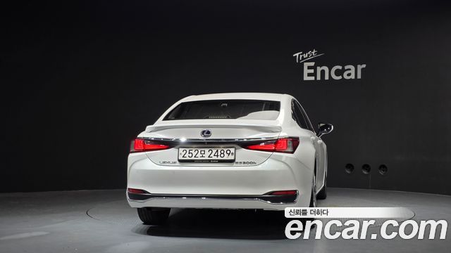 Lexus ES 2020 — photo 4