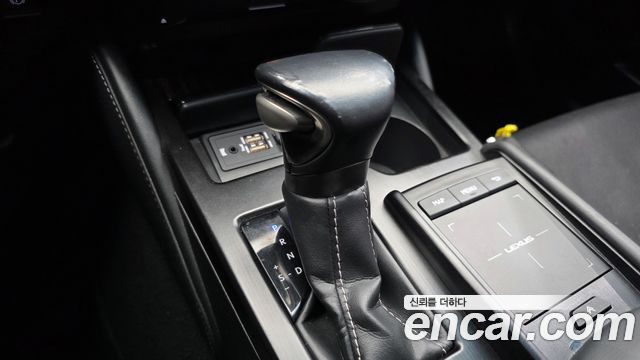 Lexus ES 2020 — photo 9