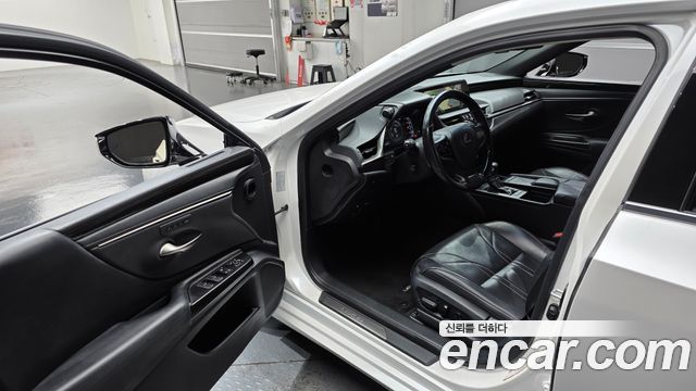 Lexus ES 2020 — photo 10