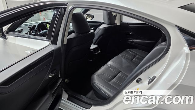 Lexus ES 2020 — photo 11