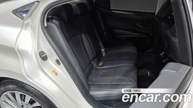 Lexus ES 2020 — photo 12