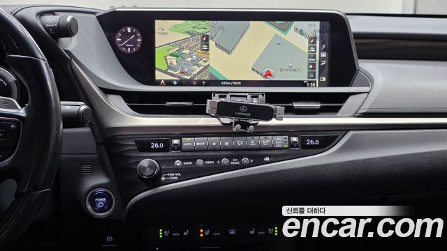 Lexus ES 2020 — photo 15