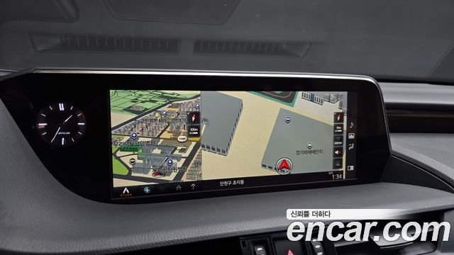 Lexus ES 2020 — photo 16