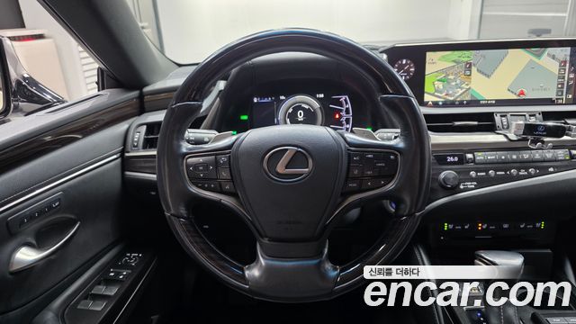 Lexus ES 2020 — photo 17