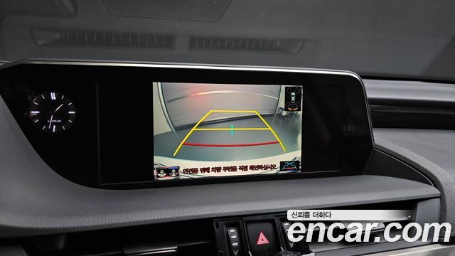 Lexus ES 2020 — photo 18