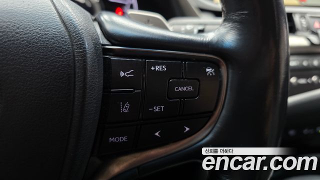 Lexus ES 2020 — photo 20