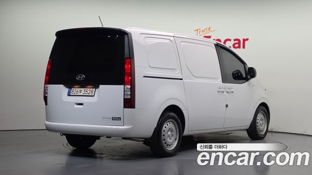 Hyundai Staria 2025 — photo 2