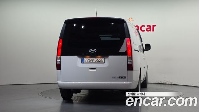 Hyundai Staria 2025 — photo 4