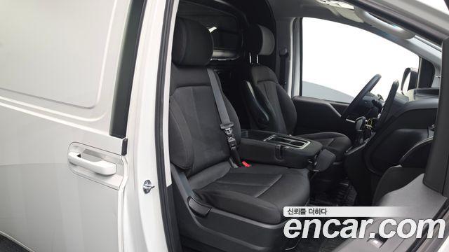 Hyundai Staria 2025 — photo 18