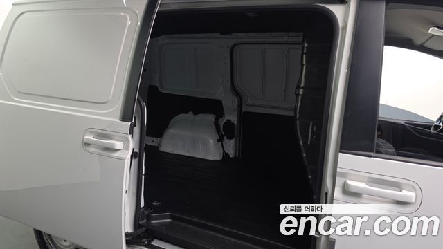 Hyundai Staria 2025 — photo 16