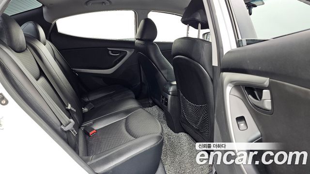 Hyundai AVANTE 2015 — photo 18