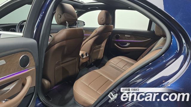 Mercedes-Benz E-Class 2021 — photo 11