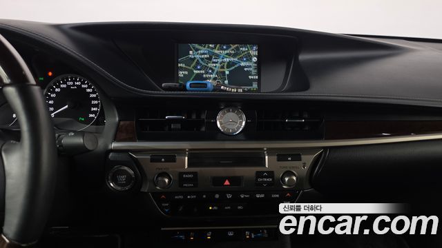 Lexus ES 2015 — photo 13