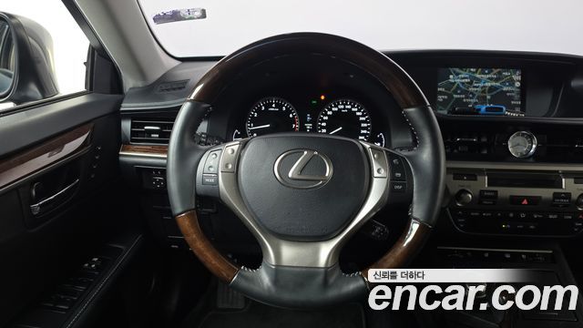 Lexus ES 2015 — photo 14