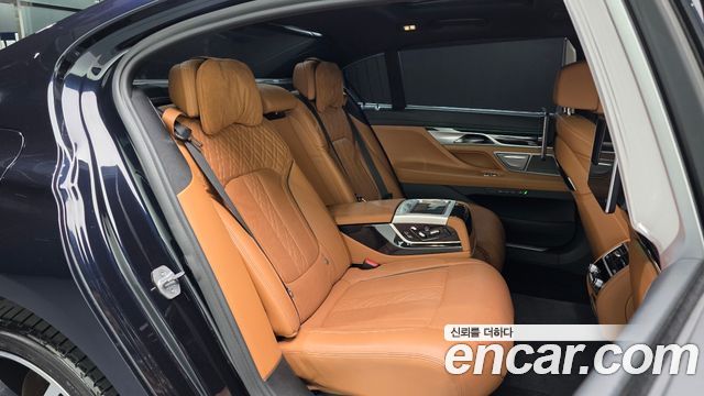 BMW 7-Series 2019 — photo 17