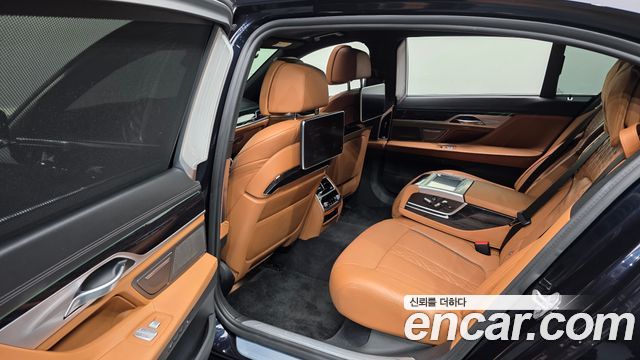 BMW 7-Series 2019 — photo 18