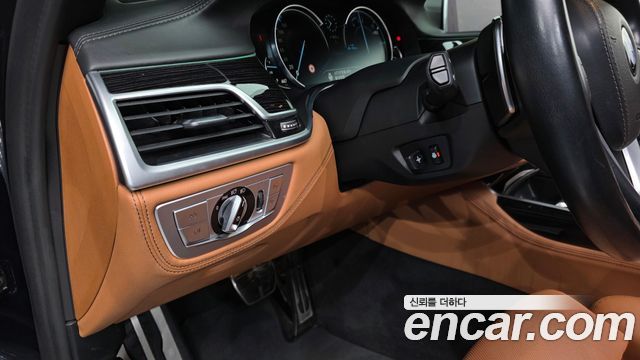 BMW 7-Series 2019 — photo 24