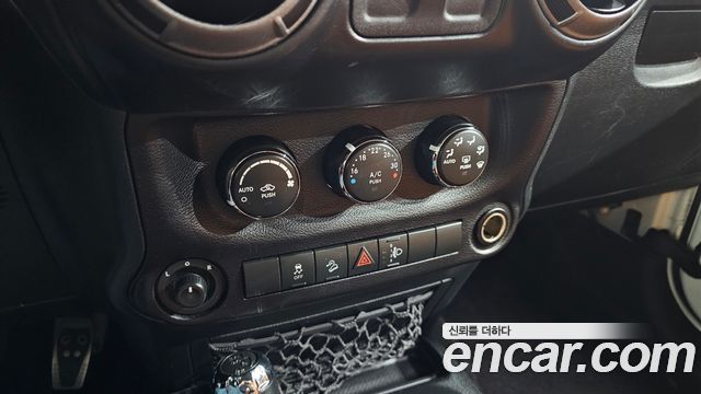 Jeep Wrangler 2017 — photo 22