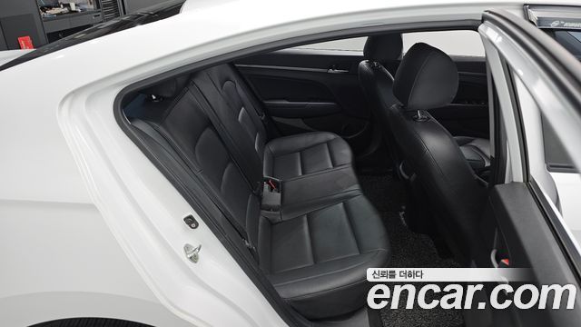 Hyundai AVANTE 2018 — photo 11