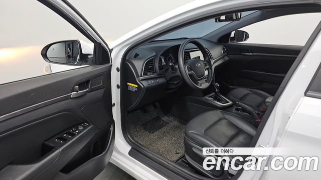 Hyundai AVANTE 2018 — photo 12