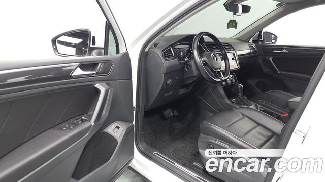 Volkswagen Tiguan 2018 — photo 11