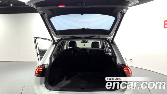 Volkswagen Tiguan 2018 — photo 20