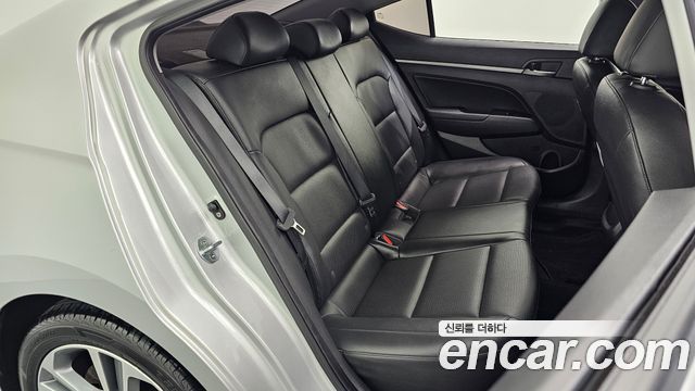 Hyundai AVANTE 2017 — photo 17