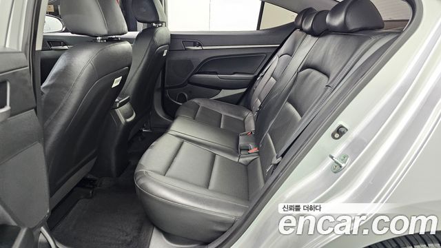 Hyundai AVANTE 2017 — photo 18