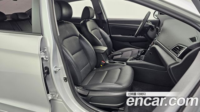 Hyundai AVANTE 2017 — photo 16