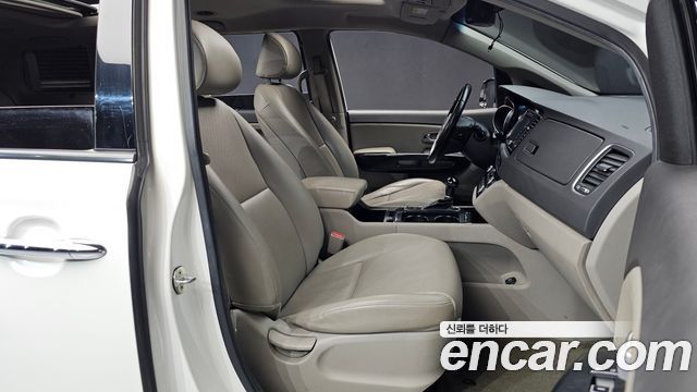Kia Canival 2015 — photo 11
