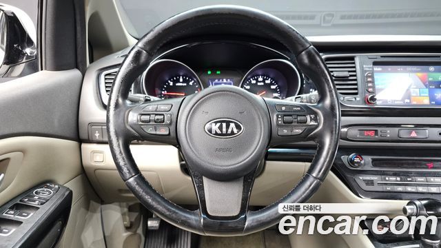 Kia Canival 2015 — photo 14
