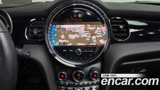 Mini Cooper Convertible 2024 — photo 18