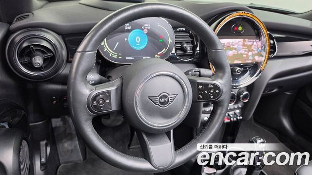 Mini Cooper Convertible 2024 — photo 19