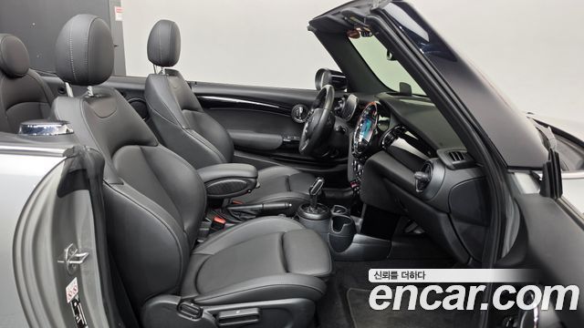 Mini Cooper Convertible 2024 — photo 16