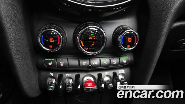 Mini Cooper Convertible 2024 — photo 32