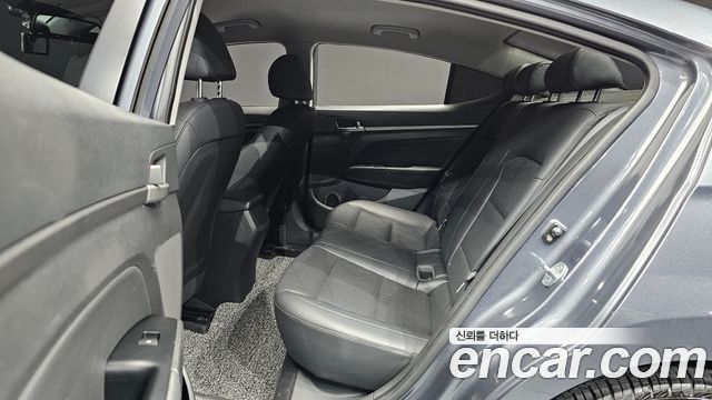 Hyundai AVANTE 2017 — photo 11