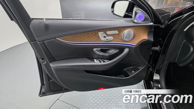Mercedes-Benz E-Class 2018 — photo 14