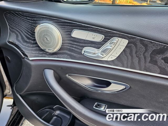 Mercedes-Benz E-Class 2017 — photo 12