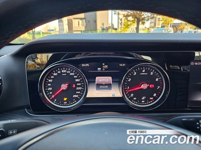 Mercedes-Benz E-Class 2017 — photo 20