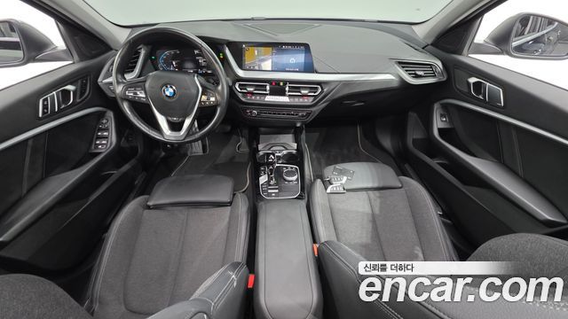 BMW 1-Series 2023 — photo 10