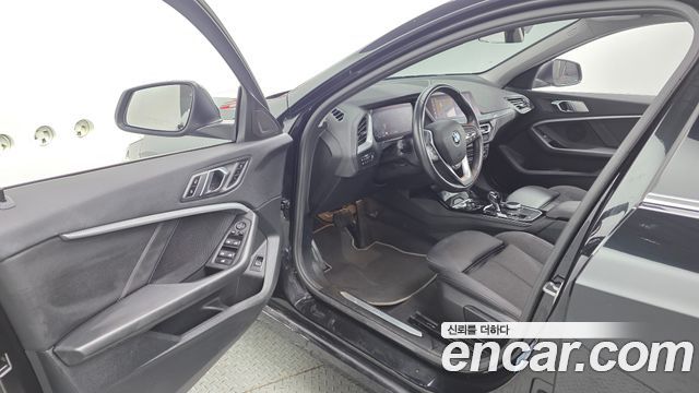 BMW 1-Series 2023 — photo 13