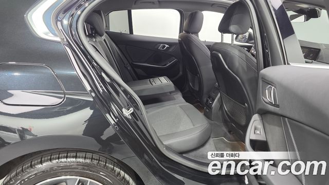 BMW 1-Series 2023 — photo 17