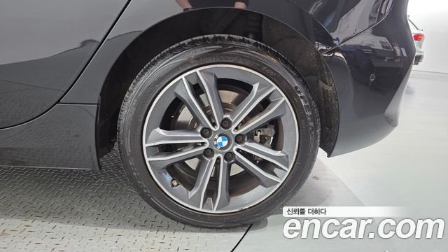 BMW 1-Series 2023 — photo 7