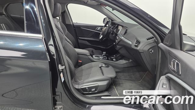 BMW 1-Series 2023 — photo 16